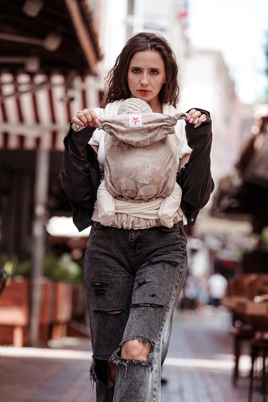 Babytrage TaiTai Silky Skulls - KOKADI